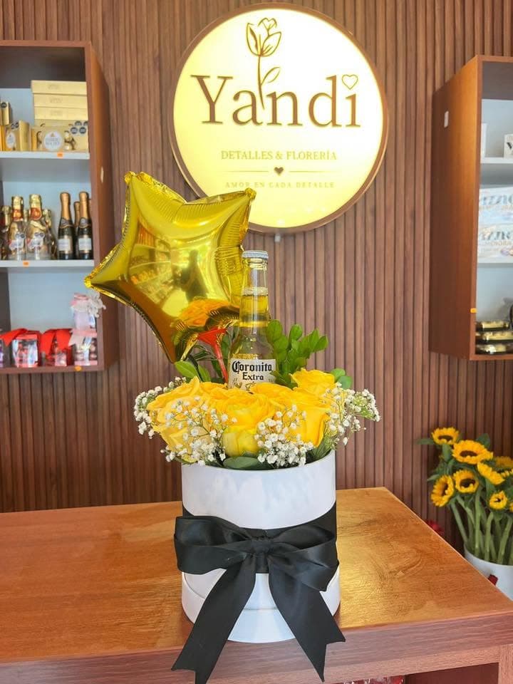 Caja de rosas amarillas con Coronita y globo